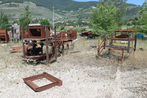 90#70720 Magazzino materie prime e macchinari per caminetti