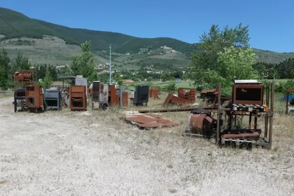 90#70720 Magazzino materie prime e macchinari per caminetti