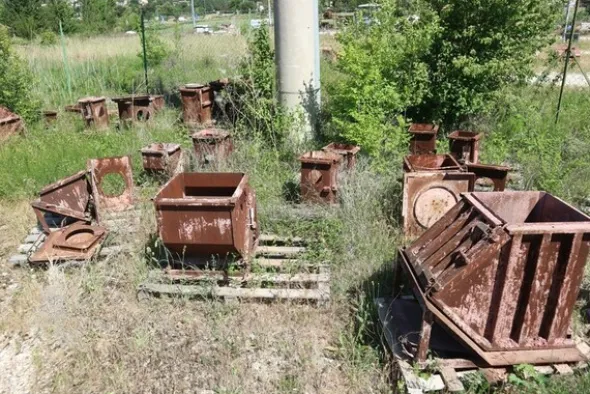 90#70720 Magazzino materie prime e macchinari per caminetti