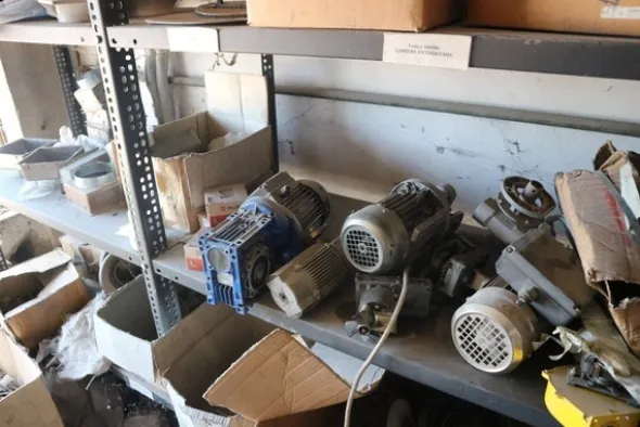 90#70720 Magazzino materie prime e macchinari per caminetti