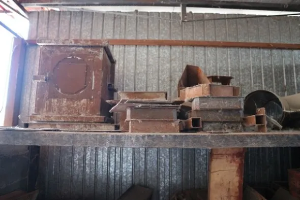 90#70720 Magazzino materie prime e macchinari per caminetti