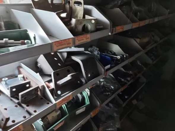 6#6473 Magazzino ricambi auto e trattori agricoli