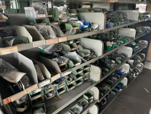 6#6473 Magazzino ricambi auto e trattori agricoli