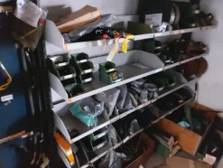 6#6473 Magazzino ricambi auto e trattori agricoli