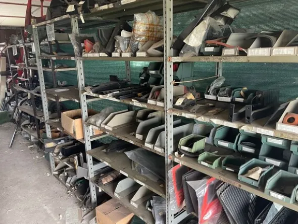 6#6473 Magazzino ricambi auto e trattori agricoli