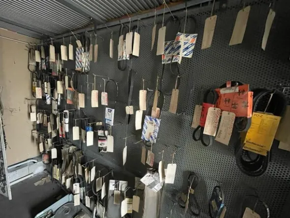 6#6473 Magazzino ricambi auto e trattori agricoli