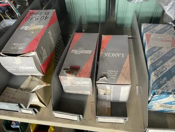 6#6473 Magazzino ricambi auto e trattori agricoli