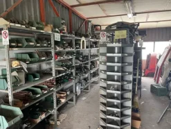 6#6473 Magazzino ricambi auto e trattori agricoli