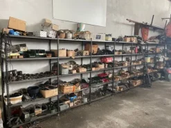 6#6473 Magazzino ricambi auto e trattori agricoli