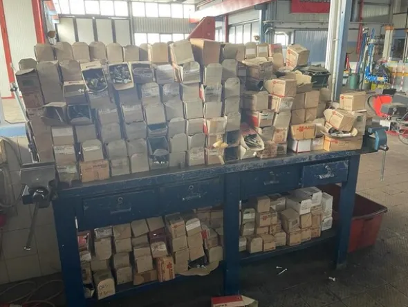 6#6473 Magazzino ricambi auto e trattori agricoli