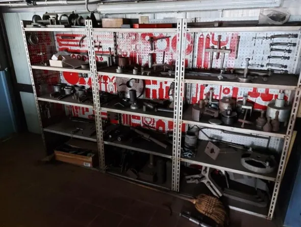 6#6473 Magazzino ricambi auto e trattori agricoli