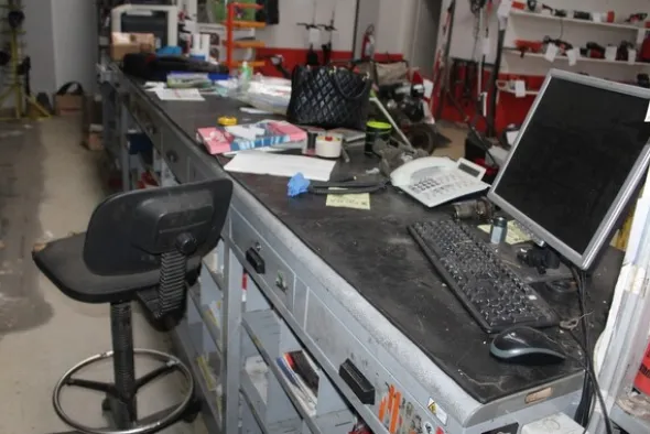 25#5890 Magazzino ricambi per trattori motoseghe e decespugliatori