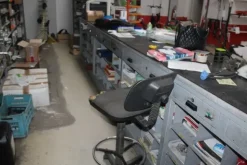 25#5890 Magazzino ricambi per trattori motoseghe e decespugliatori