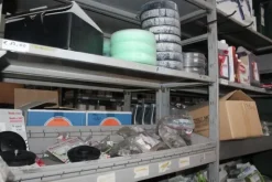 25#5890 Magazzino ricambi per trattori motoseghe e decespugliatori