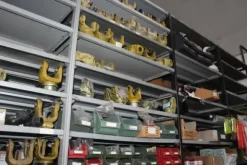 25#5890 Magazzino ricambi per trattori motoseghe e decespugliatori