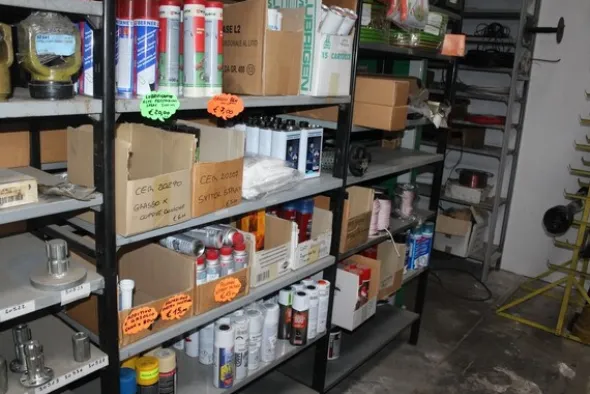 25#5890 Magazzino ricambi per trattori motoseghe e decespugliatori