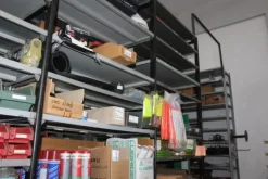 25#5890 Magazzino ricambi per trattori motoseghe e decespugliatori