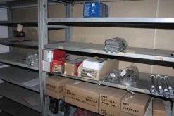 25#5890 Magazzino ricambi per trattori motoseghe e decespugliatori