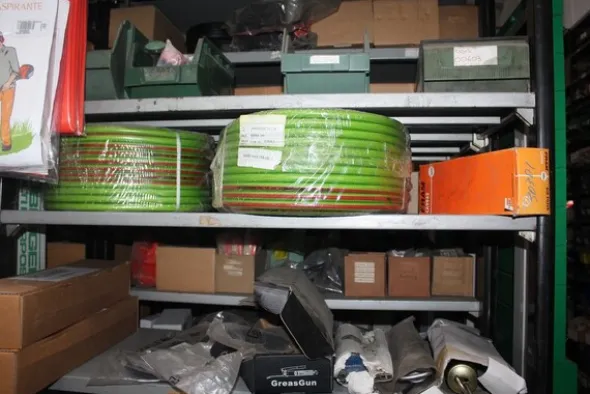25#5890 Magazzino ricambi per trattori motoseghe e decespugliatori