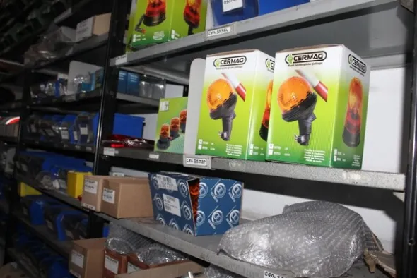 25#5890 Magazzino ricambi per trattori motoseghe e decespugliatori