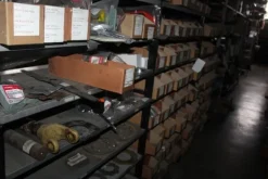 25#5890 Magazzino ricambi per trattori motoseghe e decespugliatori