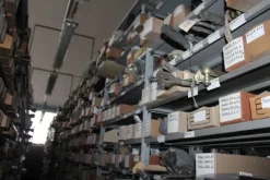 25#5890 Magazzino ricambi per trattori motoseghe e decespugliatori