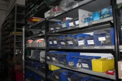 25#5890 Magazzino ricambi per trattori motoseghe e decespugliatori