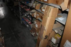 25#5890 Magazzino ricambi per trattori motoseghe e decespugliatori
