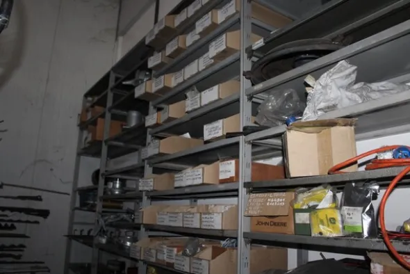 25#5890 Magazzino ricambi per trattori motoseghe e decespugliatori