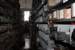 25#5890 Magazzino ricambi per trattori motoseghe e decespugliatori