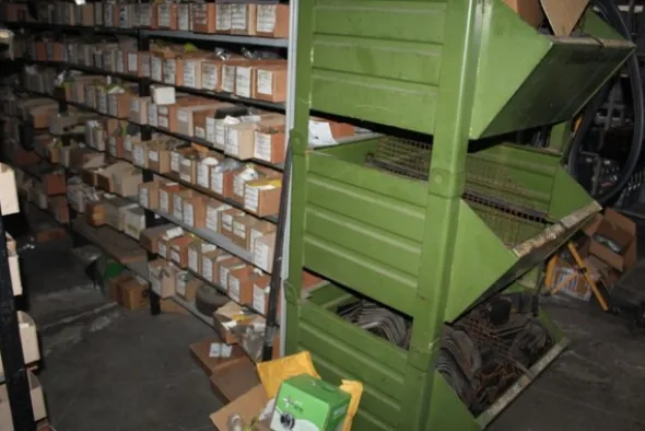 25#5890 Magazzino ricambi per trattori motoseghe e decespugliatori