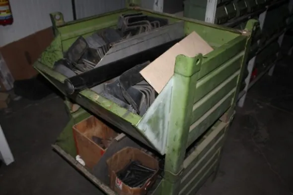 25#5890 Magazzino ricambi per trattori motoseghe e decespugliatori