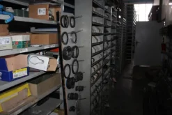 25#5890 Magazzino ricambi per trattori motoseghe e decespugliatori