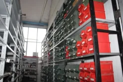 25#5890 Magazzino ricambi per trattori motoseghe e decespugliatori