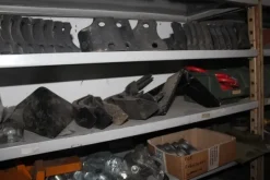 25#5890 Magazzino ricambi per trattori motoseghe e decespugliatori