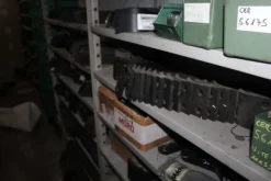25#5890 Magazzino ricambi per trattori motoseghe e decespugliatori
