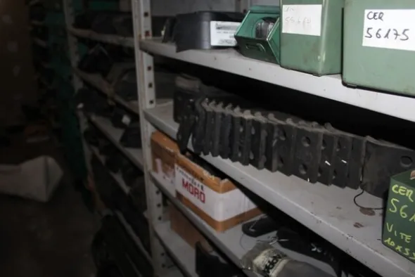 25#5890 Magazzino ricambi per trattori motoseghe e decespugliatori