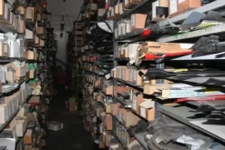 25#5890 Magazzino ricambi per trattori motoseghe e decespugliatori
