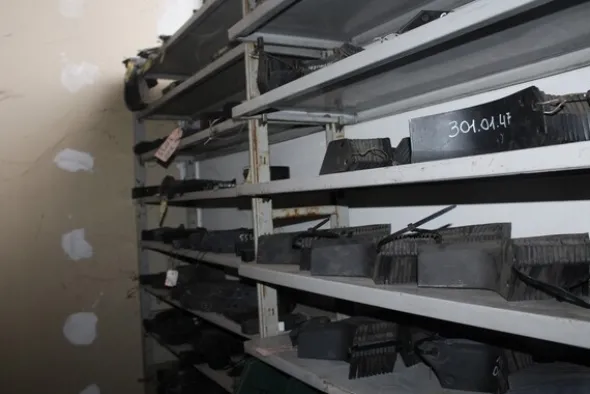 25#5890 Magazzino ricambi per trattori motoseghe e decespugliatori