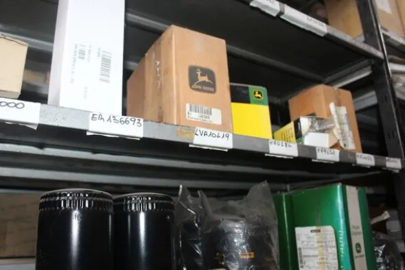 25#5890 Magazzino ricambi per trattori motoseghe e decespugliatori
