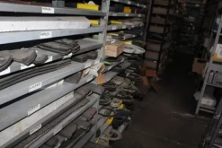 25#5890 Magazzino ricambi per trattori motoseghe e decespugliatori