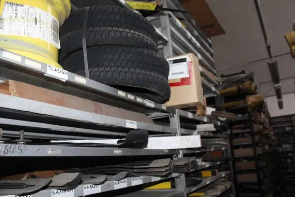 25#5890 Magazzino ricambi per trattori motoseghe e decespugliatori