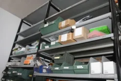 25#5890 Magazzino ricambi per trattori motoseghe e decespugliatori