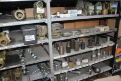 25#5890 Magazzino ricambi per trattori motoseghe e decespugliatori