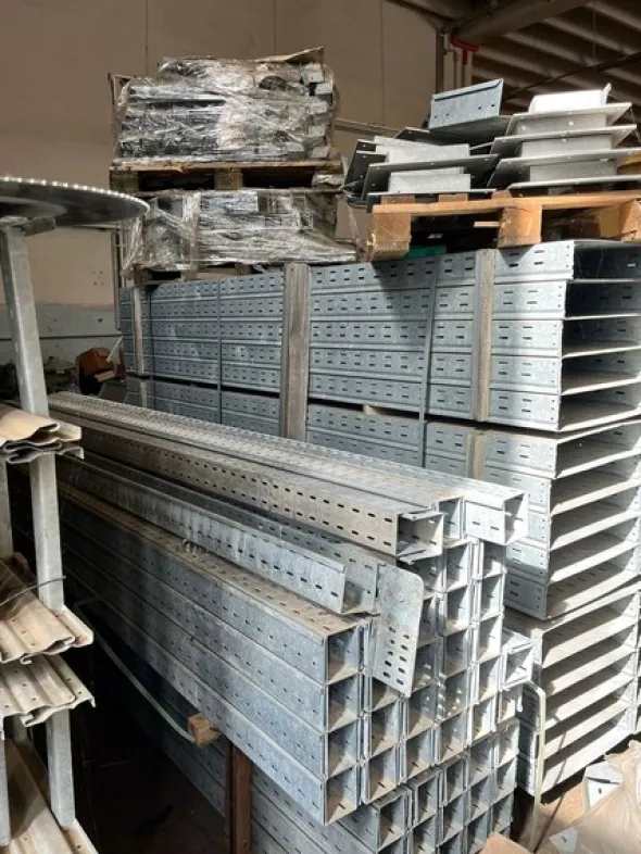 7#8355 Materiale elettrico
