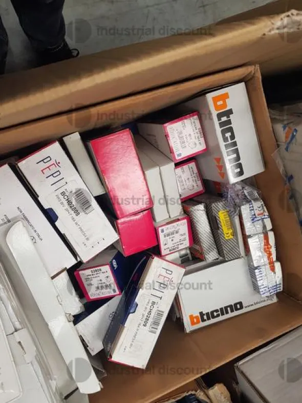 3#9182 Materiale elettrico vario