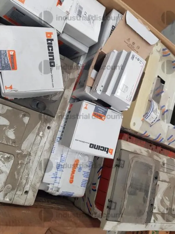 3#9182 Materiale elettrico vario