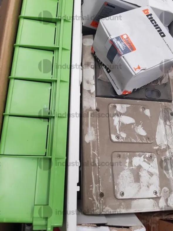 3#9182 Materiale elettrico vario