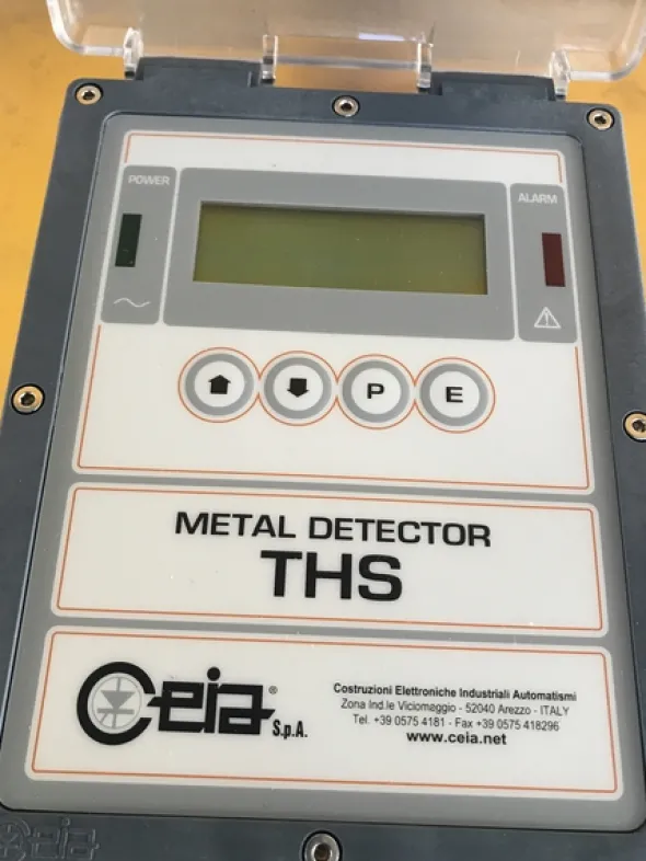 Metal detector a tunnel