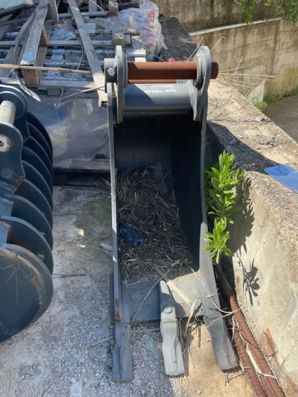 1#8293 Mezzi e attrezzatura da cantiere edile